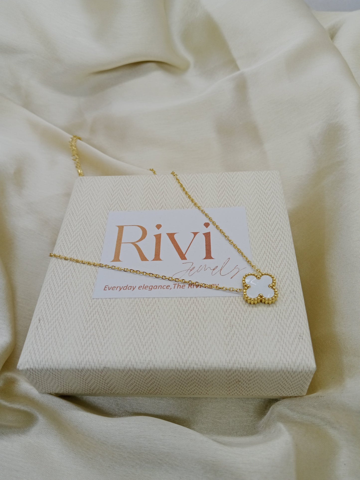 Clover Kiss White Necklace