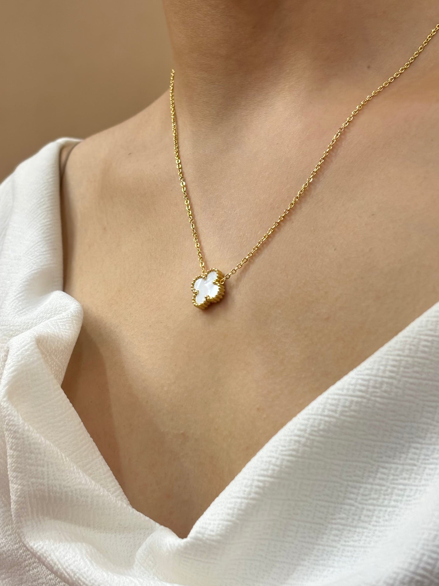 Clover Kiss White Necklace