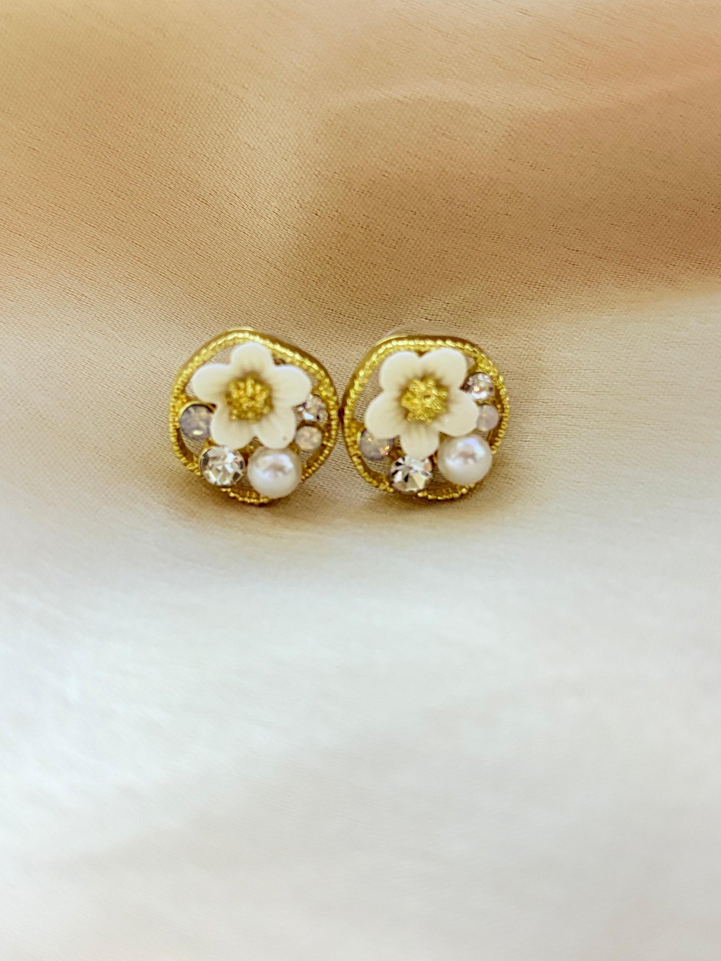 Radiant pearl flower earring