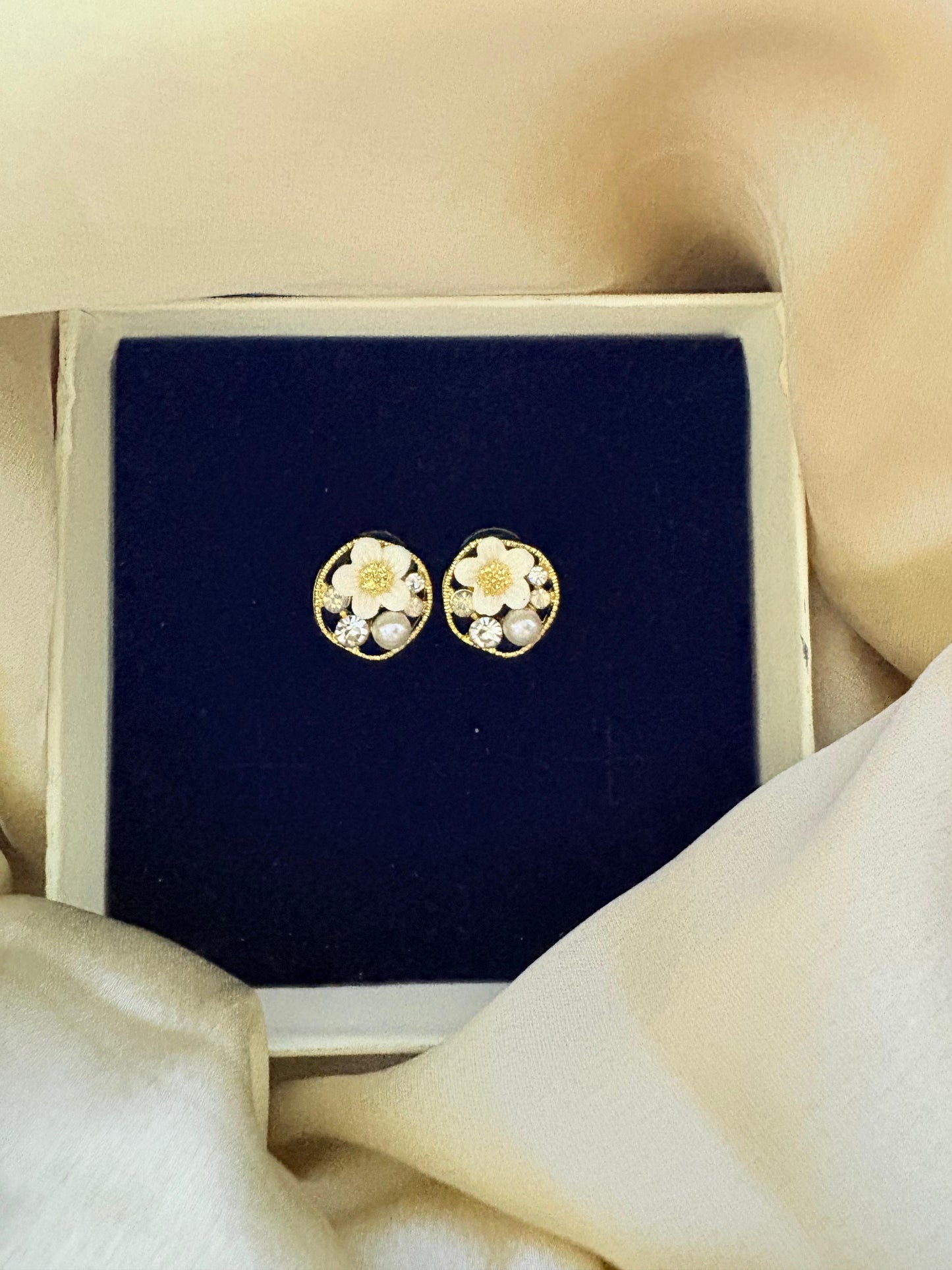 Radiant pearl flower earring