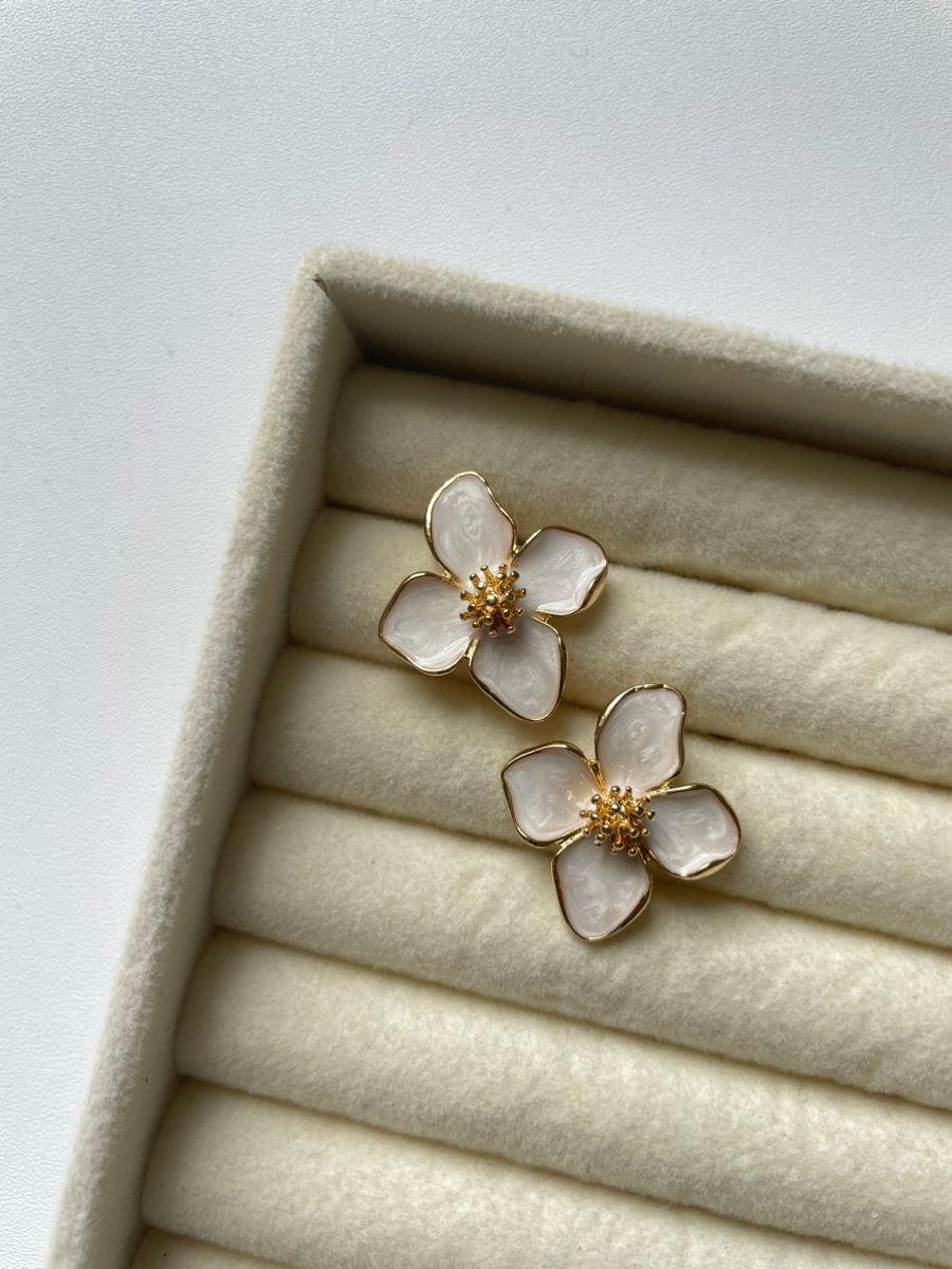 Pure Lily Earring