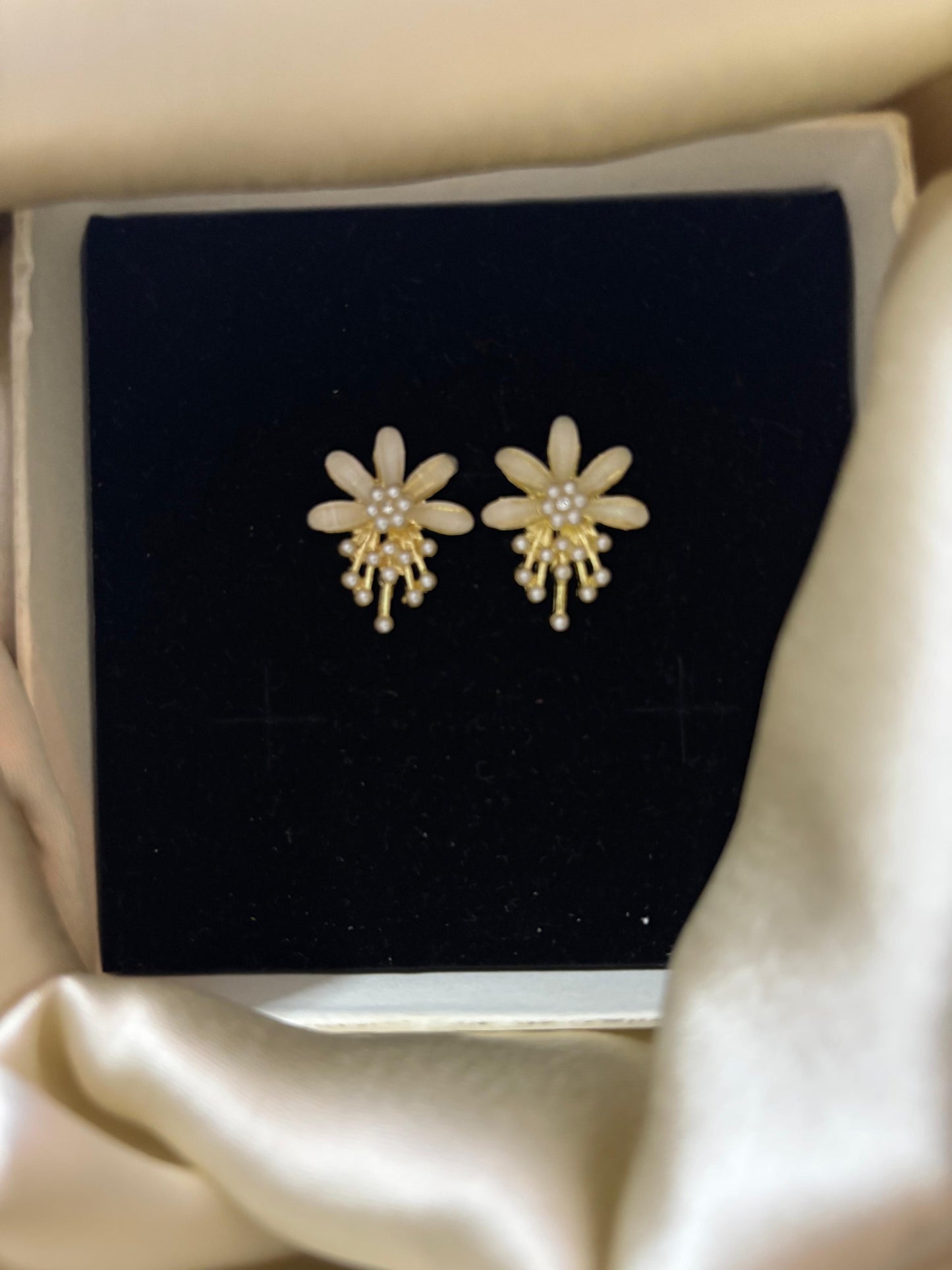 Serene Daisy Earring