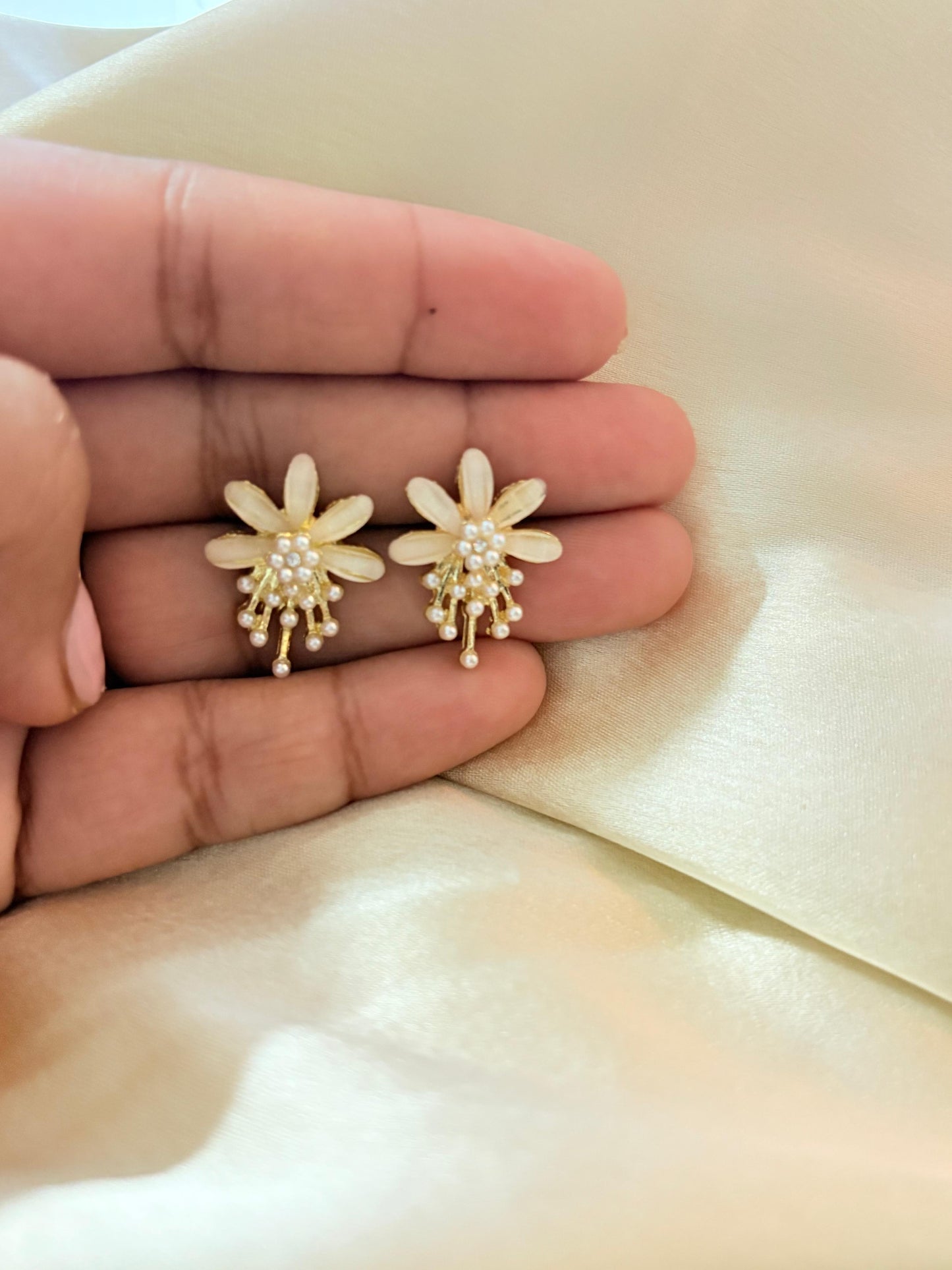 Serene Daisy Earring